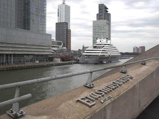 Cruiseschip ms Scenic Eclipse van Scenic Cruises aan de Cruise Terminal Rotterdam